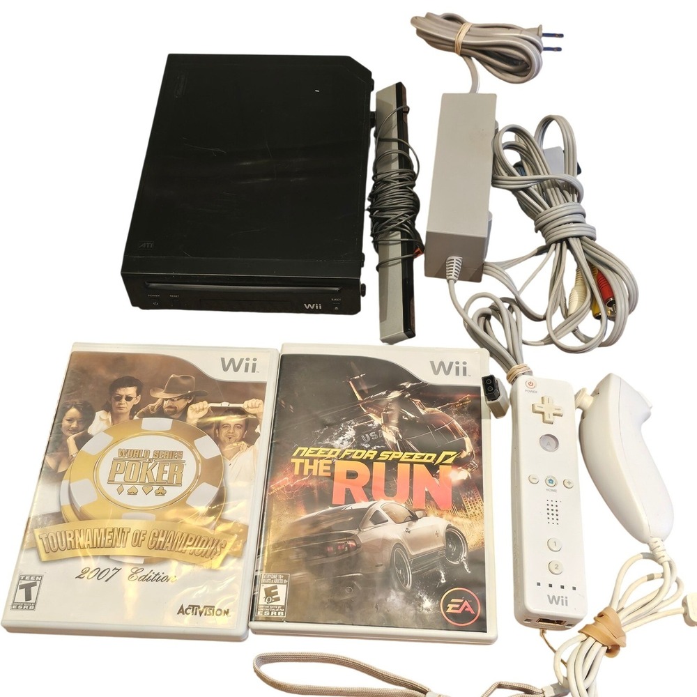 Nintendo‎ Wii RVL-101 Black Console Bundle with 2 Games Remote Nunchuk Cables